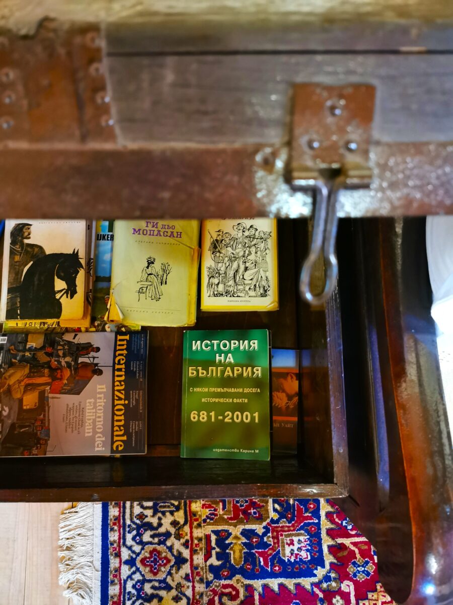 Книги в сандък